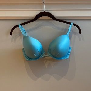 Victoria’s Secret Fabulous Plunge Bra
